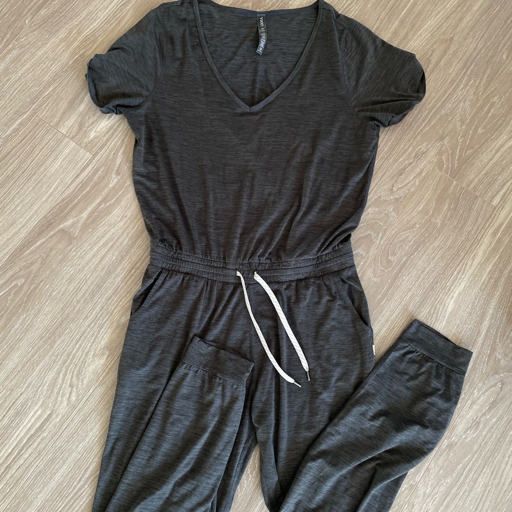 Vuori Women’s All Day Short Sleeve Jumpsuit Grey Sz XL EUC - Picture 6 of 9